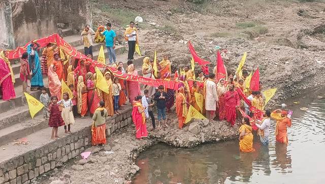 Siddhashram Sadhak Parivar : सिद्धाश्रम साधक परिवार ने मंत्र जाप के समापन के बाद माँ ताप्ती को अर्पित की चुनरी