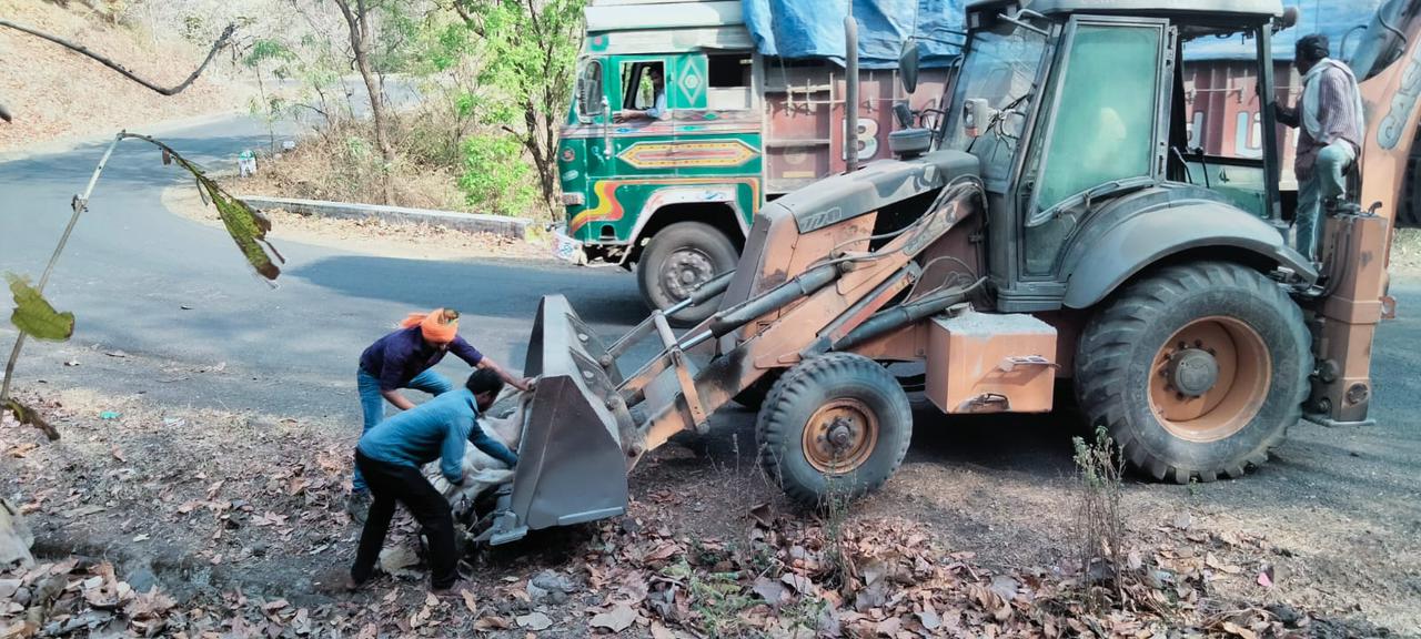 Govansh Taskari : दिनदहाड़े गोवंश की तस्करी, मौत हुई तो सड़क पर फेंक दी गाय, तस्करों के बुलंद हौसले