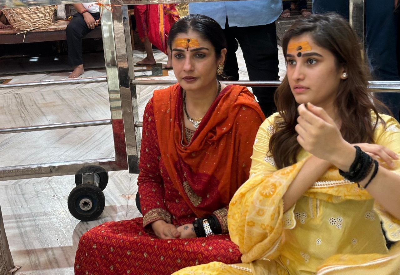 Raveena Tandon Visit Mahakal Temple : बेटी राशा के साथ उज्जैन महाकाल पहुंची अभिनेत्री रवीना टंडन
