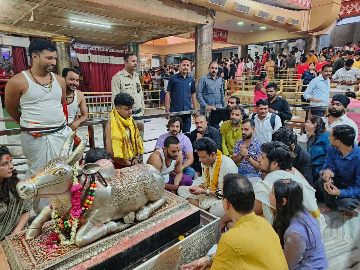 Mahakal Temple : फिल्म अभिनेता मनोज बाजपेयी पहुंचे उज्‍जैन, महाकाल के दर्शन कर की भस्म आरती