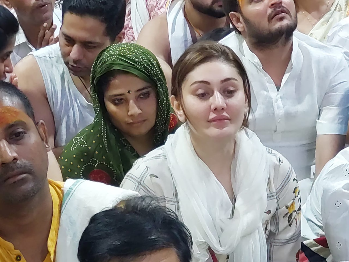 Shefali Jariwala in Mahakaleshwar Temple : अभिनेत्री शेफाली जरीवाला ने उज्जैन के महाकालेश्वर मंदिर में की पूजा-अर्चना
