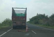 Betul Highway Danger: मुलताई-छिंदवाड़ा हाईवे पर महीने भर से बीच सड़क खड़ा ट्रक, डहुआ के मोड़ पर बड़े हादसे का खतरा